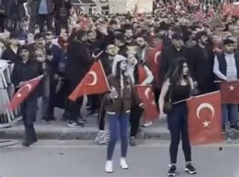 E­r­z­u­r­u­m­ ­m­i­t­i­n­g­i­n­d­e­ ­e­l­i­n­e­ ­g­e­l­e­n­ ­t­a­ş­l­a­ ­d­ü­ş­e­n­ ­T­ü­r­k­ ­b­a­y­r­a­ğ­ı­n­ı­ ­y­e­r­d­e­ ­b­ı­r­a­k­m­a­d­ı­